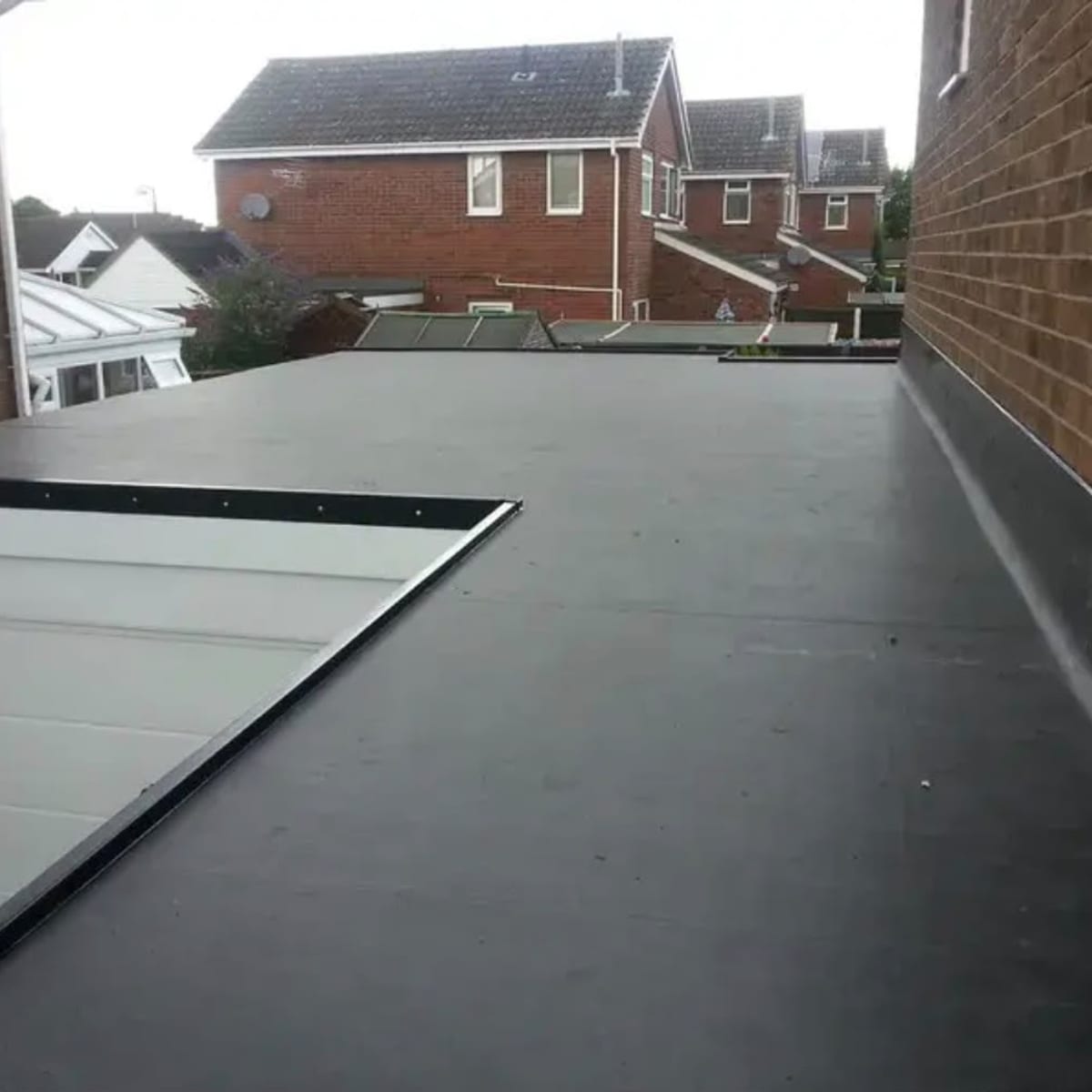 A seamless rubber flat roof